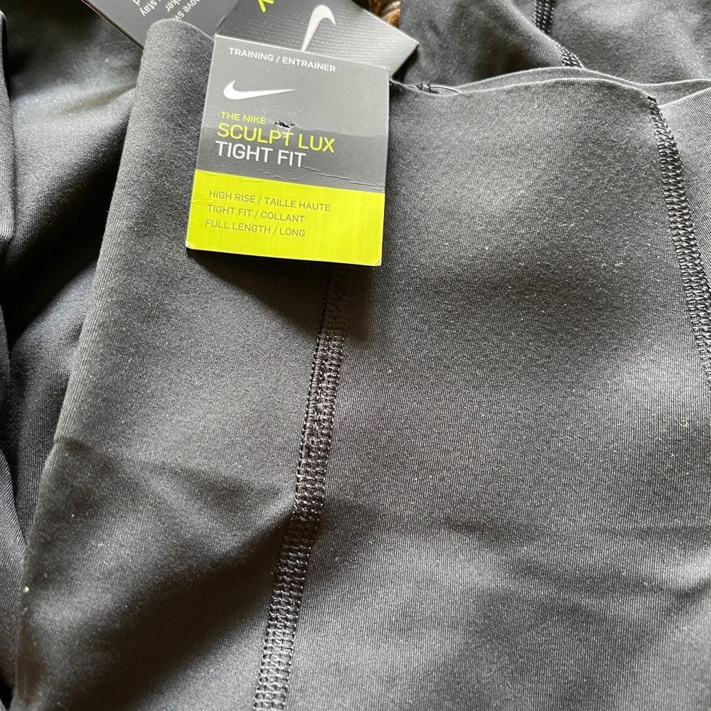 THE NIKE SCULPT LUX TIGHT FIT Size S NWT